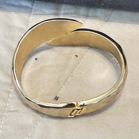 Gold Tone, Hinged Bangle Bracelet, Faceted Bypass Design. Vintage. - Picture 7 of 7